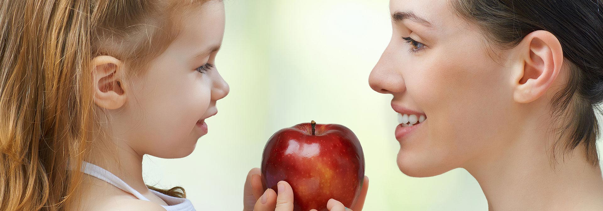 Mère + Enfant avec pomme Mère + Enfant avec pomme